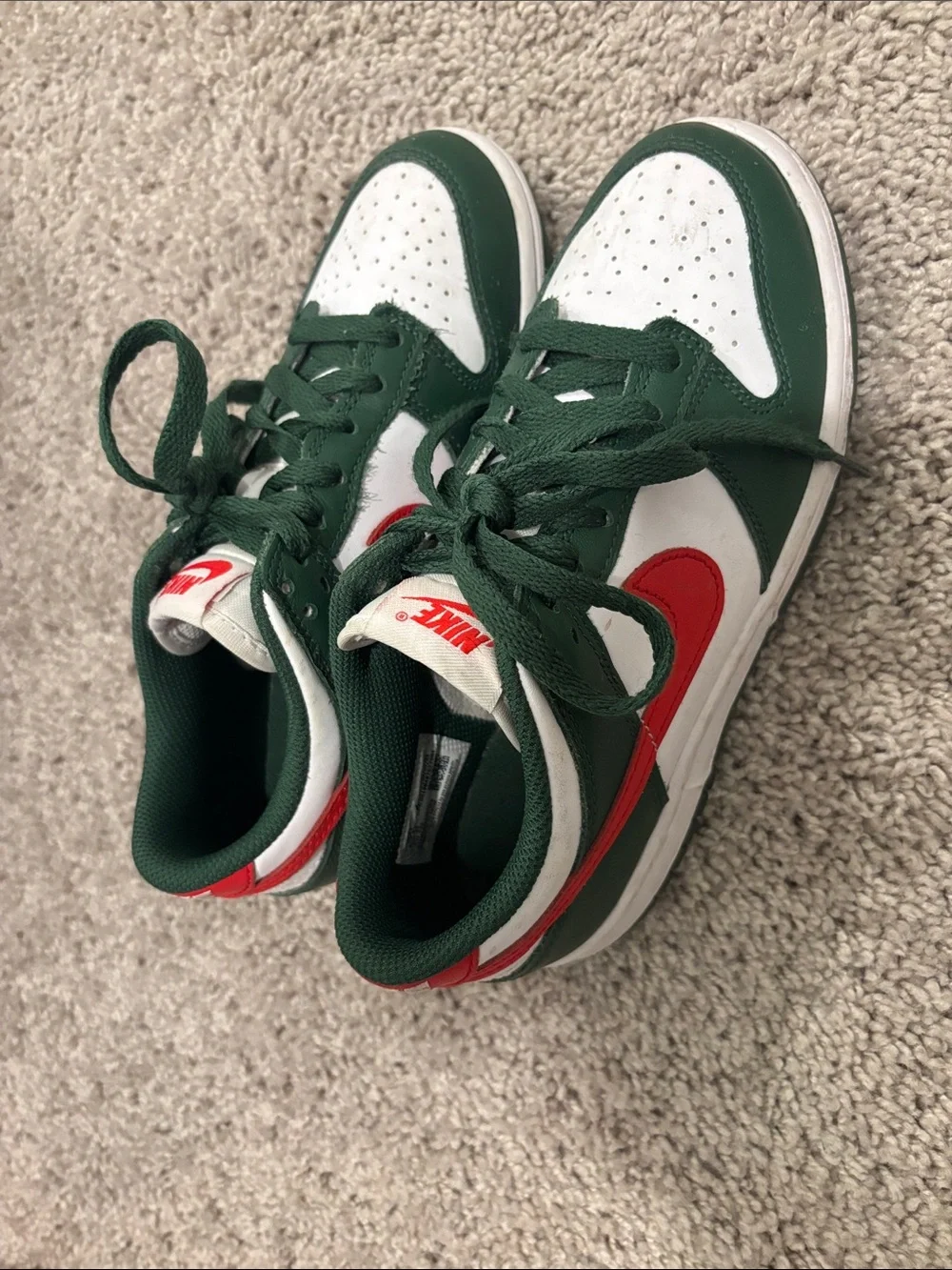 Nike Kids Low-Top Sneakers in Green, White & Red
